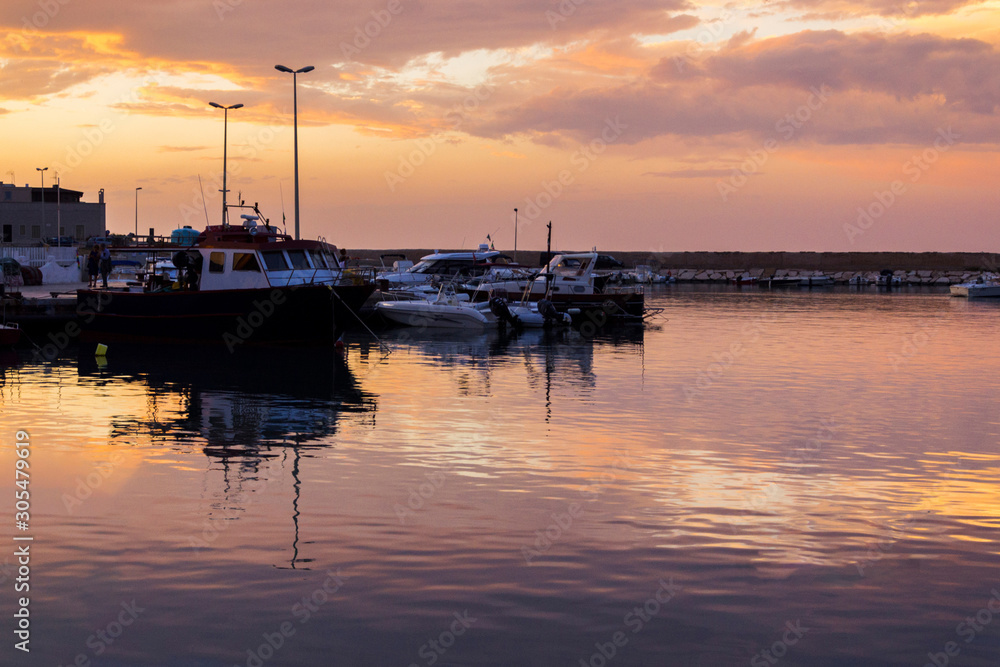 Barche e pescherecci al porto al tramonto sull'Adriatico