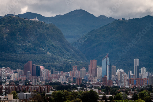 Bogot    vista del oriente de la ciudad en un d  a nublado_Colombia