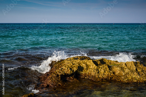 Onde sugli scogli del mare Adriatico Italia photo