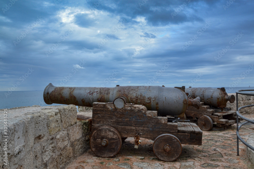 Cannoni medievali al porto sul mare in Italia