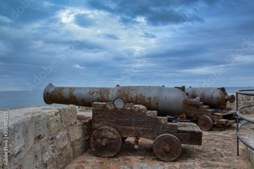 Cannoni medievali al porto sul mare in Italia photo
