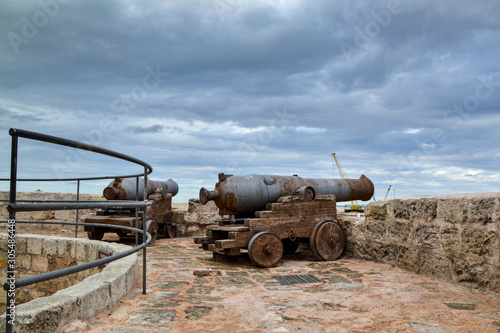 Cannoni medievali al porto sul mare in Italia photo