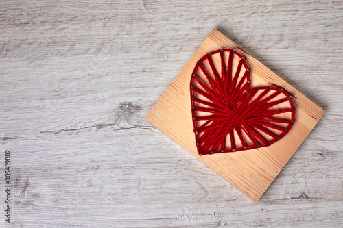 Foto Valentine's day crooked string art red heart with space for greetings