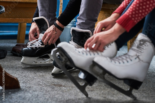 Photography Young couple preparing to a skating