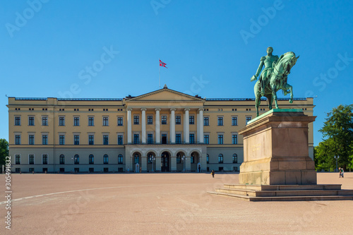 Obraz na płótnie Panorama of the Royal Palace and statues of King Karl Johan, Oslo, Norway w salonie