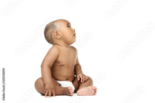 Foto American baby girl sitting on white background