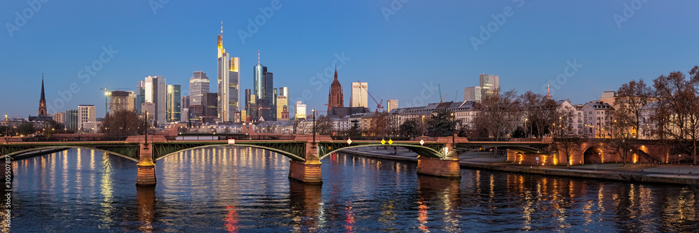 Frankfurt am Main, Ignatz-Bubis-Brücke, Skyline, Panorama, Germany