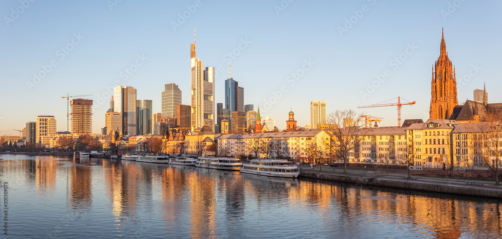 Naklejka premium Frankfurt am Main, River, Tour Boats, Skyline, Panorama, Germany