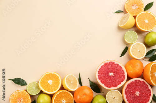 Fotografia Flat lay composition with tangerines and different citrus fruits on beige background