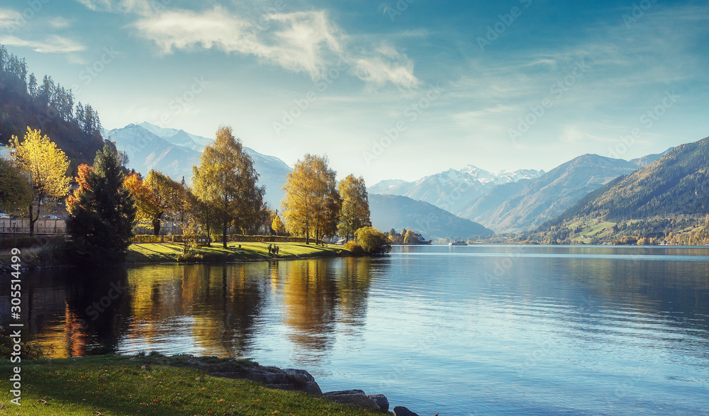 Naklejka premium Imponująco piękne Bajkowe górskie jezioro w austriackich Alpach.