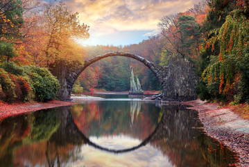 Papier peint photo Le Rakotzbrücke Pont du Diable de Kromlau en automne  © jenyateua