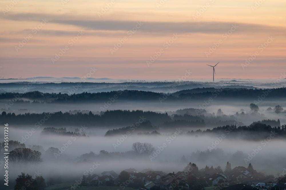 Windkraftanlagen im Morgenrot bei Nebel