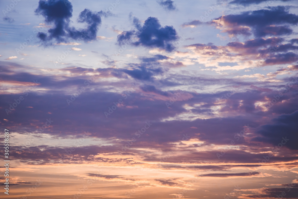 Obraz premium Romantic sunset sky with fluffy clouds and beautiful heavy weather landscape for use as background images
