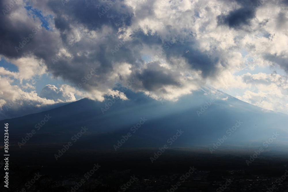 秋　富士吉田市　新倉山公園からの風景　雲と光と富士山