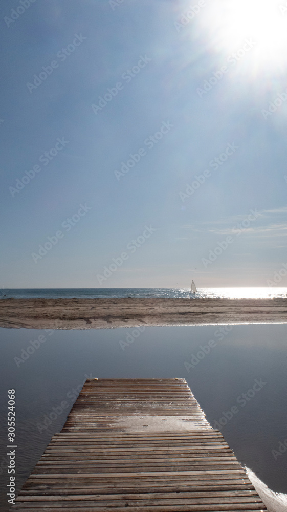 Fototapeta premium pasarela de madera sobre el mar. camino de madera en la playa. momento de superación.