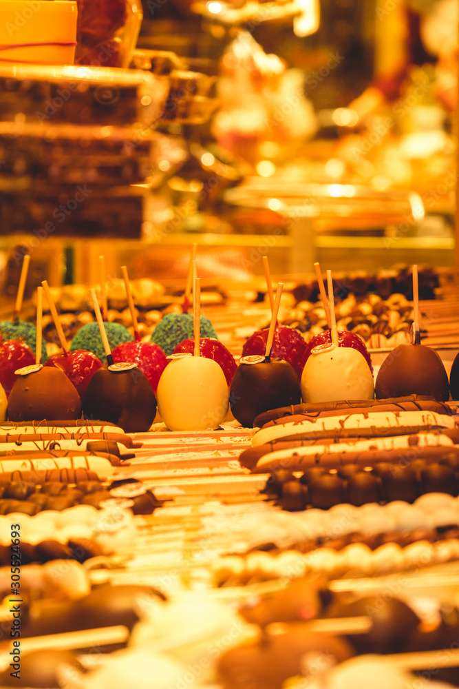 Süßigkeiten wie Schokoäpfel auf dem Weihnachtsmarkt