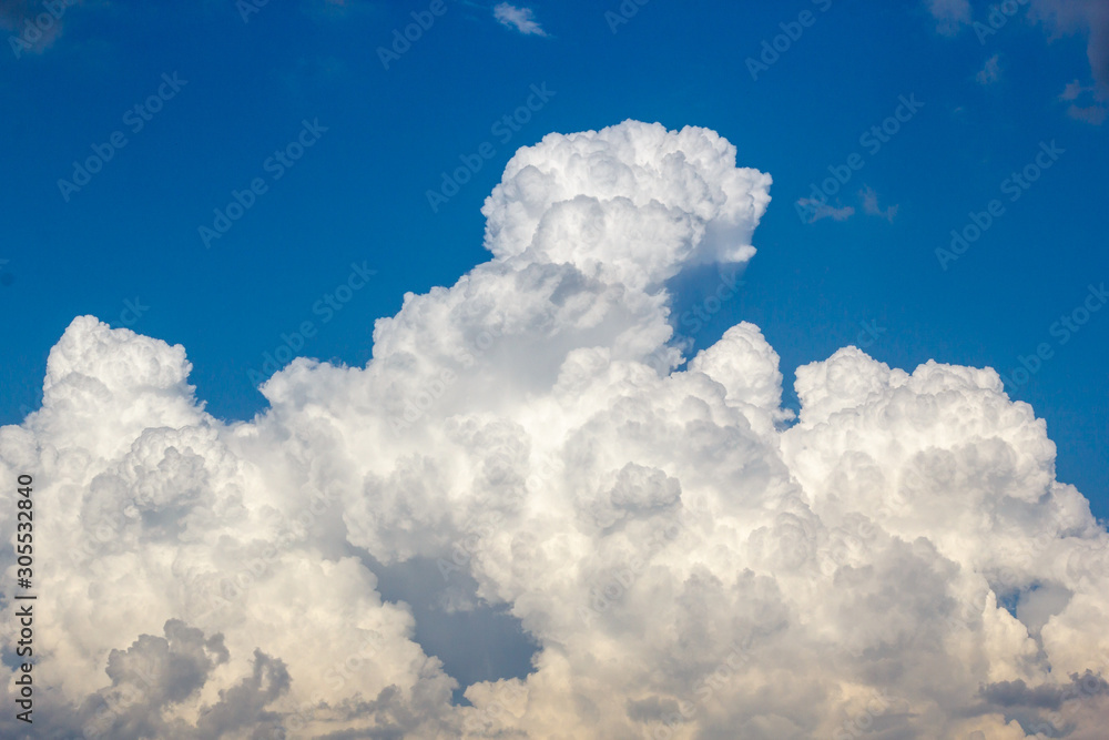Naklejka premium cumulus and high-cumulus clouds of an average tier on blue heavenly space