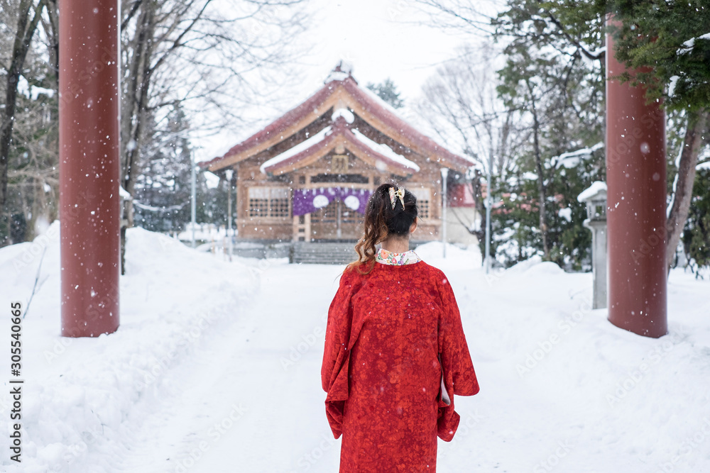 Japonesa en kimono delante de templo en invierno Stock Photo | Adobe Stock