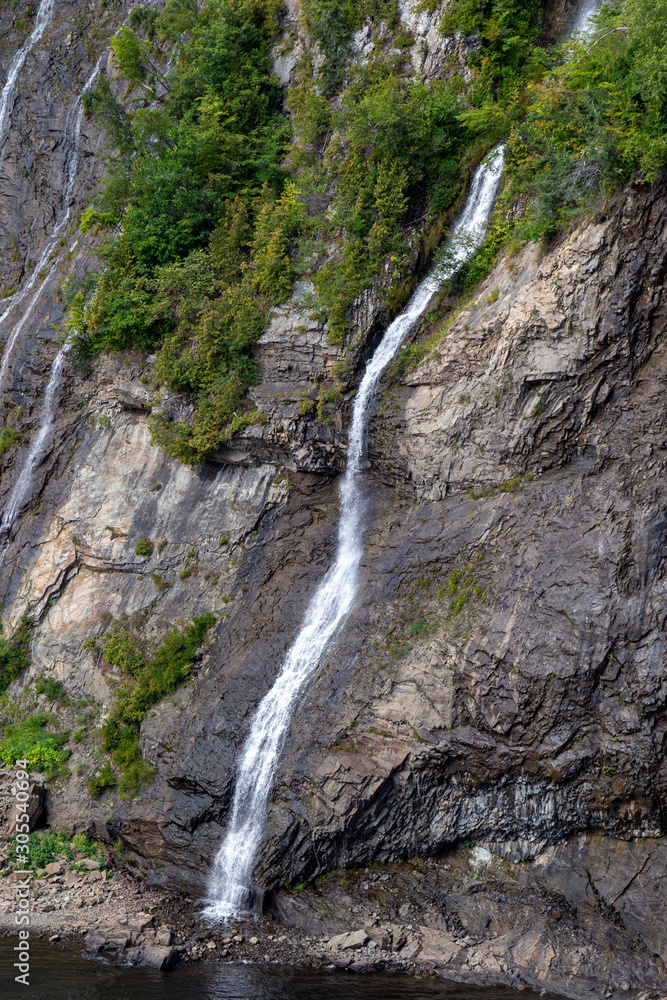 Obraz premium Kleiner Wasserfall am Montmorency-Fall