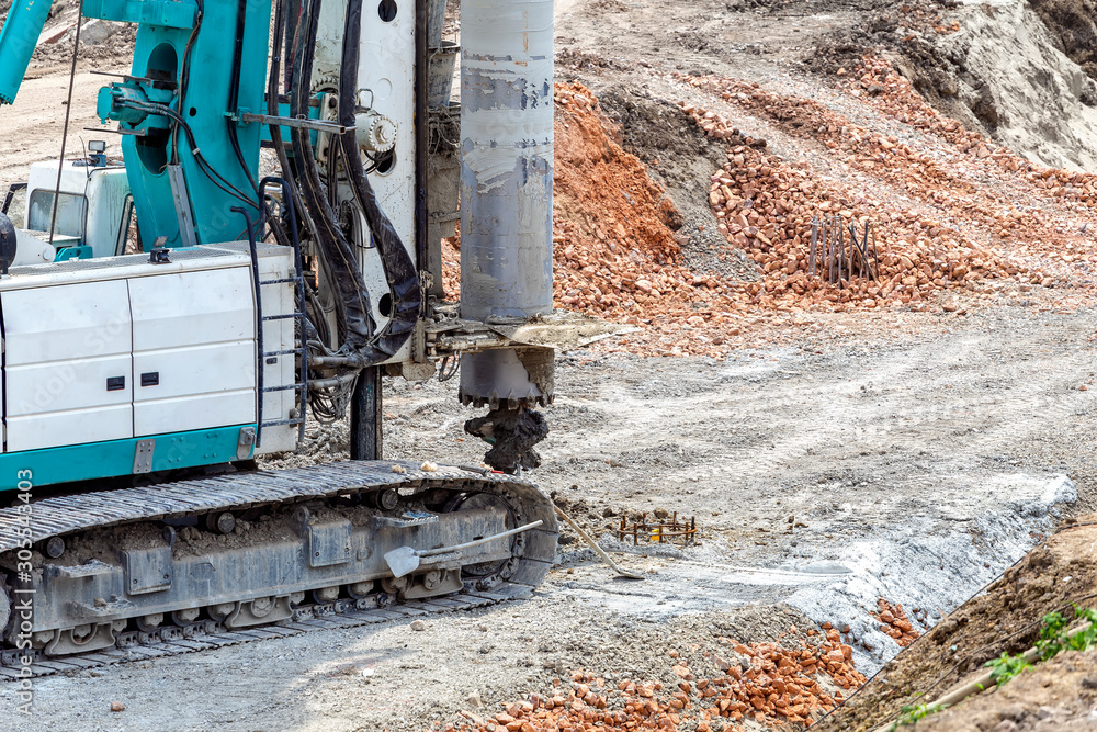 Hydraulic machine for drilling holes in the ground Hydraulic machine for drilling holes in the ground
