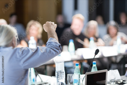 Quadro su tela heated debate at a business meeting