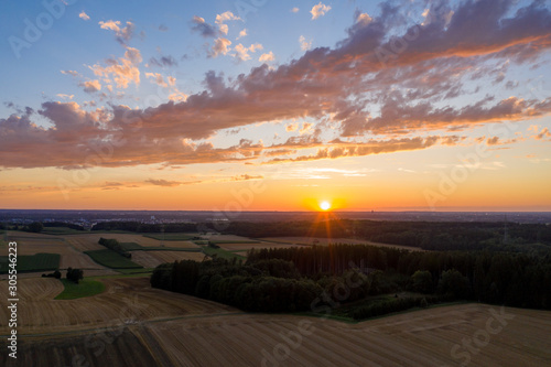 Sonnenuntergang über Weizenfeldern