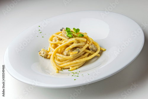 Spaghetti with cheese and pepper with clams