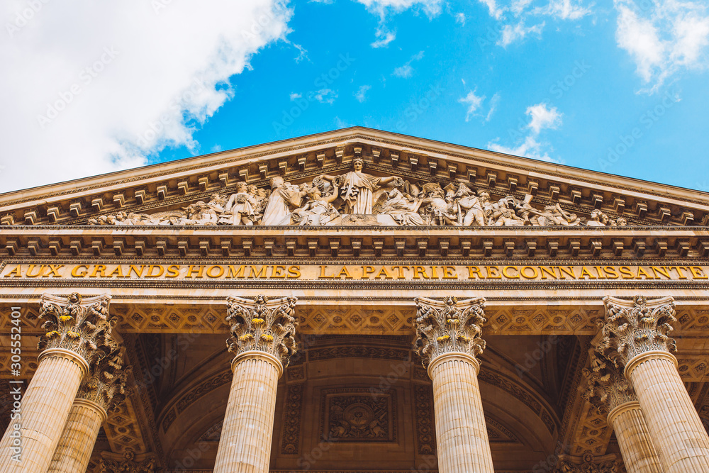 Fototapeta premium The inscription on the facade of the Paris Pantheon - AUX GRANDS HOMMES LA PATRIE RECONNAISSANTE