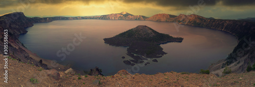 Photos Crater Lake at sunset in Oregon