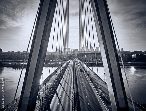 Piękny panoramiczny widok z drona z lotu ptaka do centrum Warszawy z drapaczami chmur i Mostem Świętokrzyskim (En: Holy Cross Bridge) - to most wantowy nad Wisłą w ​​Warszawie