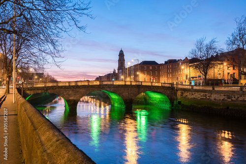 Photography Four Courts and bridge over river Liffey illuminated at night in the city of Dublin in Ireland