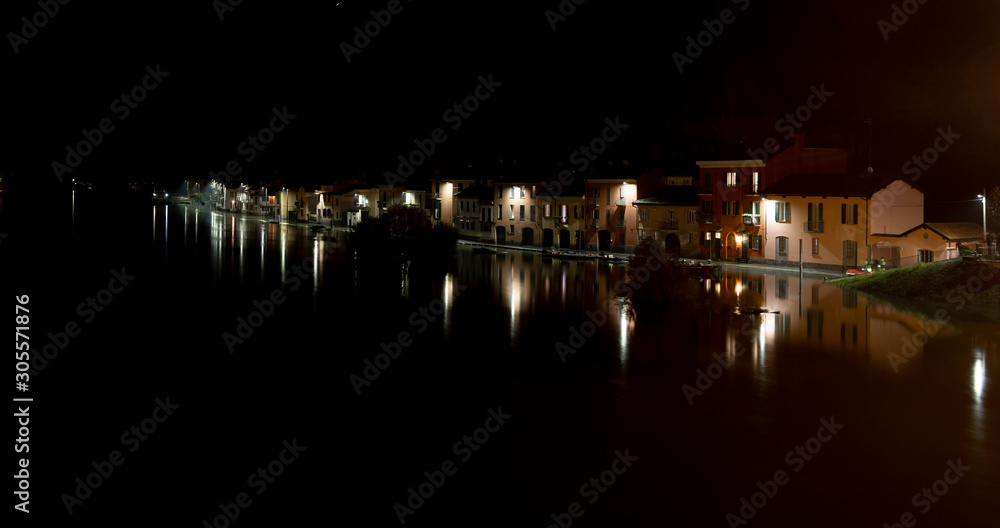 Esondazione del ticino a Pavia Borgo Ticino di notte