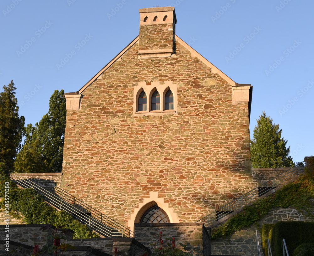 Expressionistische Kapelle vor strahlend blauem Himmel Expressionistische Kapelle vor strahlend blauem Himmel