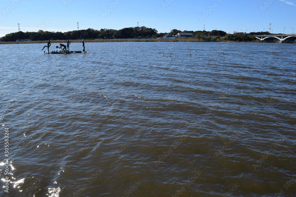 Fototapeta premium 手賀沼(てがぬま)/ 千葉県にある手賀沼は、県北部、柏市、我孫子市、白井市、印西市にまたがる利根川水系の湖沼です。北の水域を手賀沼(上沼)、南の水域を下手賀沼(下沼)と言われています。