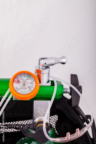 Oxygen regulator hooked on a cylinder with cannula