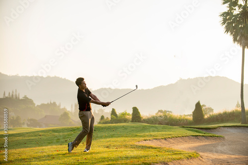 golfer  playing  golf  at  golf  course photo