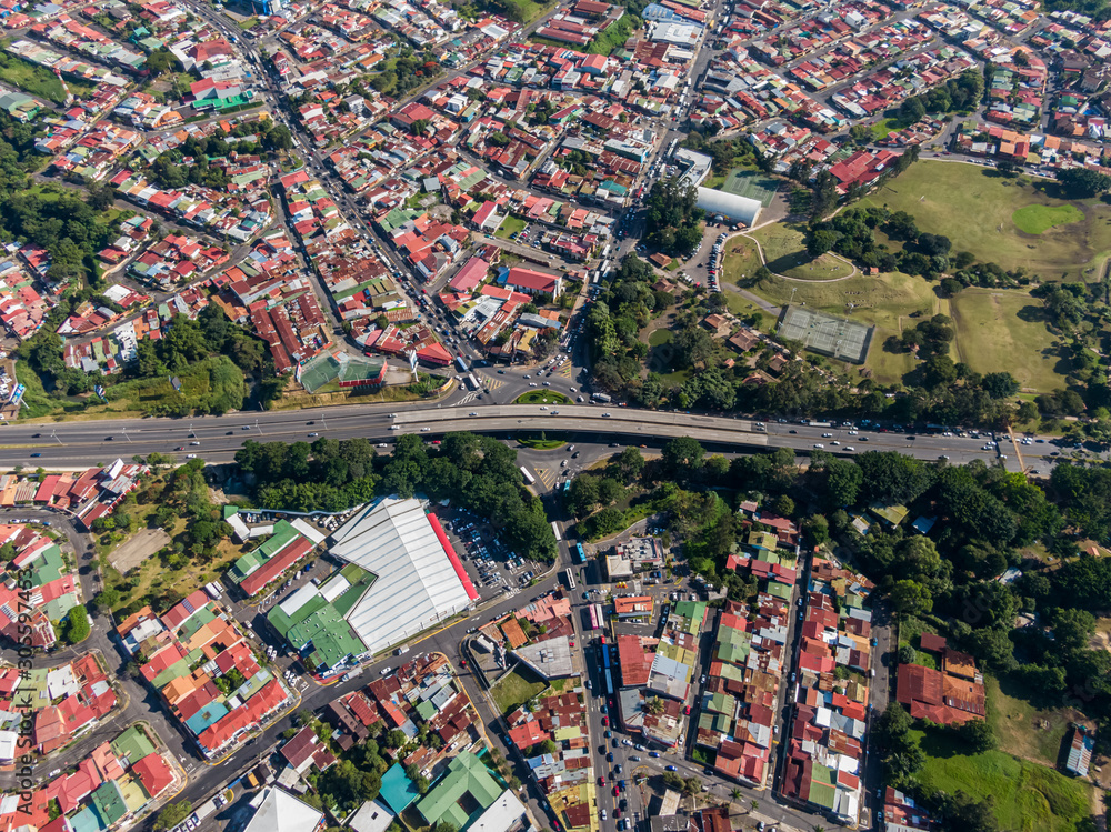 Obraz premium Piękny widok z lotu ptaka na miasto San Jose Kostaryka
