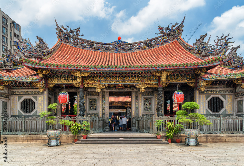Fototapeta premium Main entrance of Mengjia Longshan Temple, Taipei, Taiwan