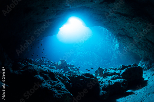 Foto Rays of sunlight into the underwater cave