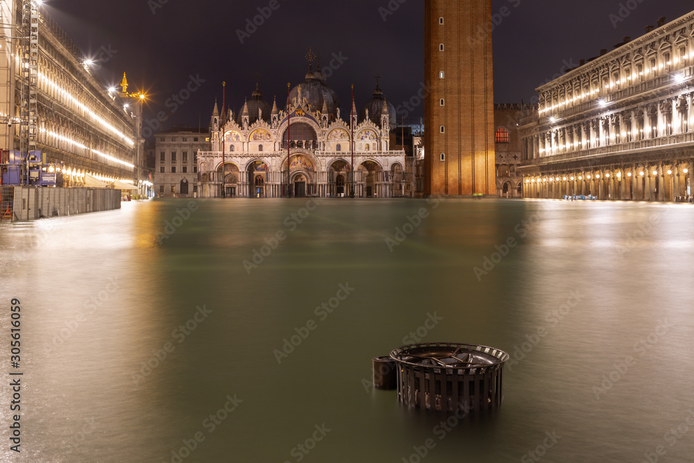 Hochwasser, Acqua Alta, auf dem Markusplatz in Venedig am 12. November 2019