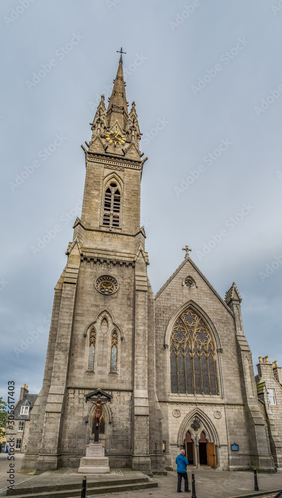 Aberdeen / Szkocja - 29 sierpień 2019: Katedra Wniebowzięcia Najświętszej Maryi Panny w Aberdeen w sierpniowy pochmurny dzień