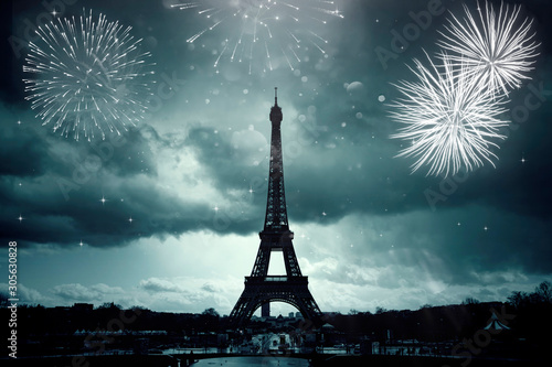 Kolorowe fajerwerki w Paryżu, Wieża Eiffla.
