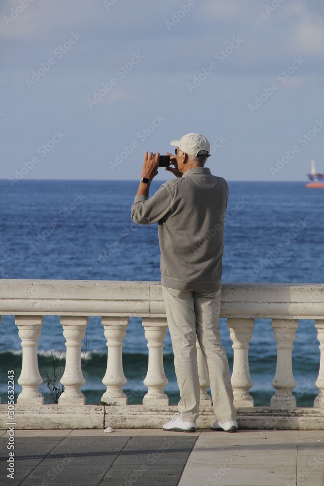 Obraz premium Tourist taking pictures in Santander