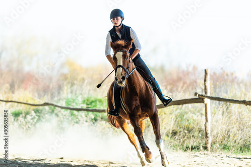 Foto Young pretty girl riding a horse in autumn