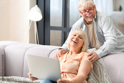 Mature couple with laptop r...