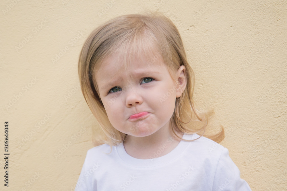 Naklejka premium the hurt face of a three-year-old girl