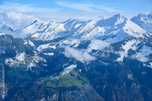 Schneegebirge aus der Sicht des Stanserhorns, Stans, Nidwalden, Schweiz © tauav