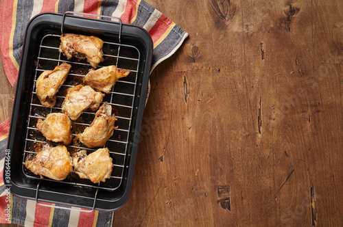 Obraz na płótnie Garlic roast chicken in oven on wooden background w salonie