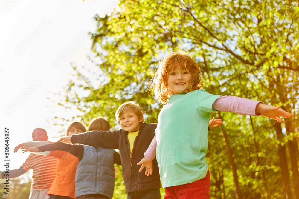 Fototapeta premium Kinder spielen und balancieren im Park