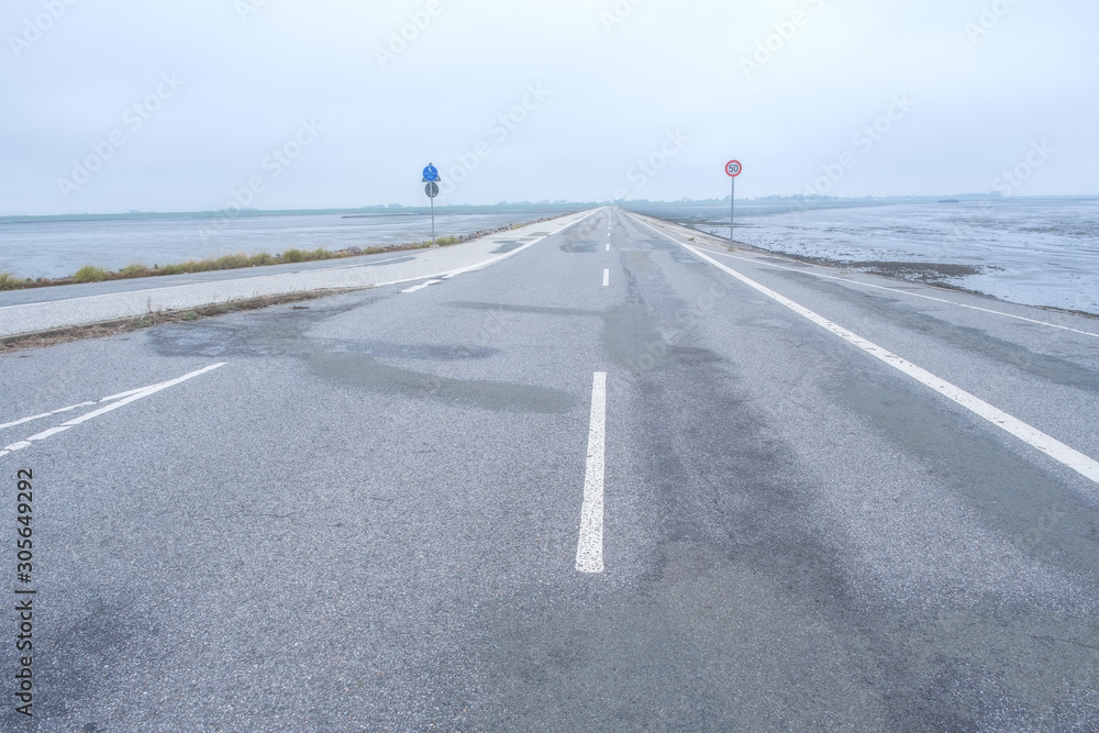 Zufahrt zum Fähranleger bei Nebel Zufahrt zum Fähranleger bei Nebel